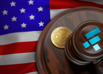 Martillo regulador con logo de FTX junto a bitcoin y bandera de Estados Unidos.