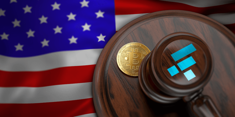 Martillo regulador con logo de FTX junto a bitcoin y bandera de Estados Unidos.