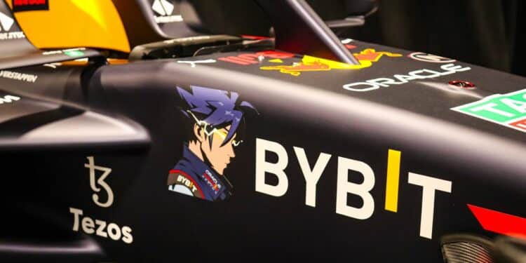 Foto de un coche de carreras fórmula 1 de Oracle Red Bull Racing con los logos de Bybit, Tezos y la imagen de Azuki.