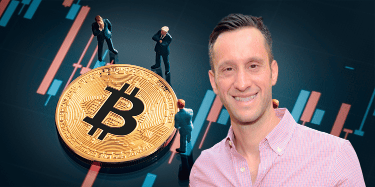 Scott Melker junto a inversionistas analizando bitcoin.