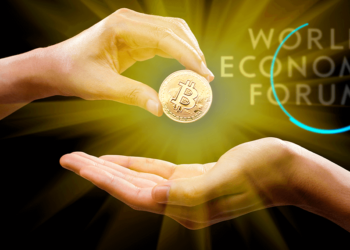 Manos con un bitcoin junto al logo de El Foro Económico Mundial.