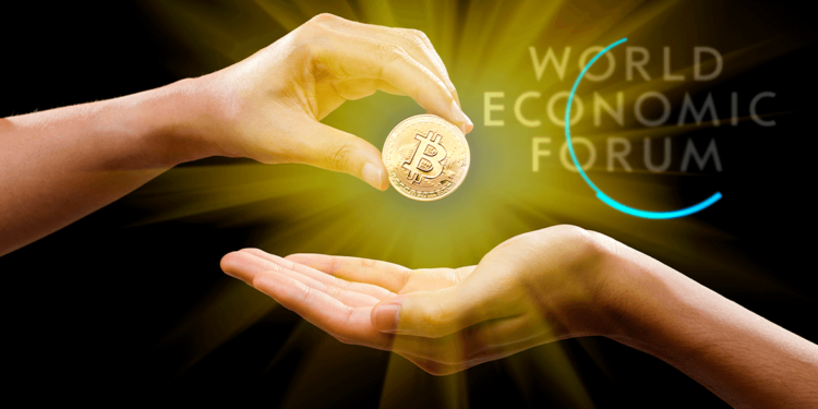 Manos con un bitcoin junto al logo de El Foro Económico Mundial.