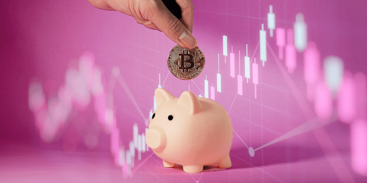 Ahorrista de bitcoin junto a gráfico de mercado.