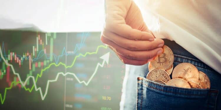 persona acumula monedas de bitcoin en bolsillo de pantalon, con gráfico alcista en el fondo