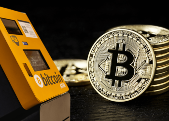 Cajero automático de bitcoin junto a bitcoin.