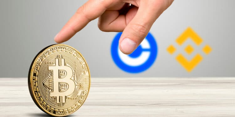 Mano con BTC y logo de Coinbase y Binance al fondo