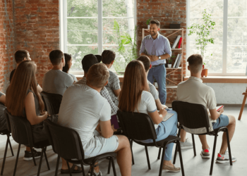 Personas recibiendo educación sobre bitcoin.