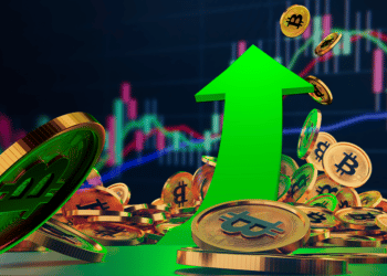Bitcoins y flecha verde ascendente.