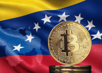 Bitcoin junto a mapa y bandera de Venezuela.