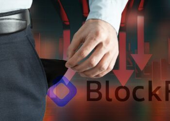 hombre muestra bolsillo vacío con gráfico bajista y logo de BlockFi en el fondo