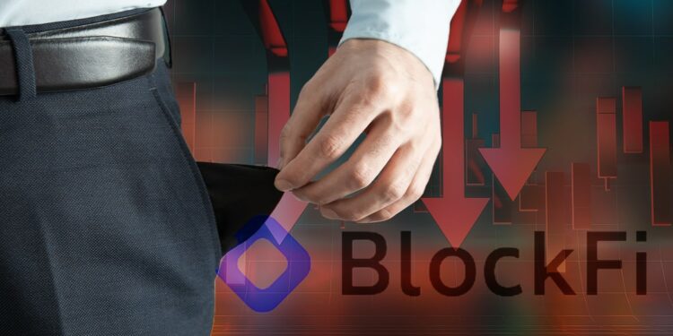 hombre muestra bolsillo vacío con gráfico bajista y logo de BlockFi en el fondo