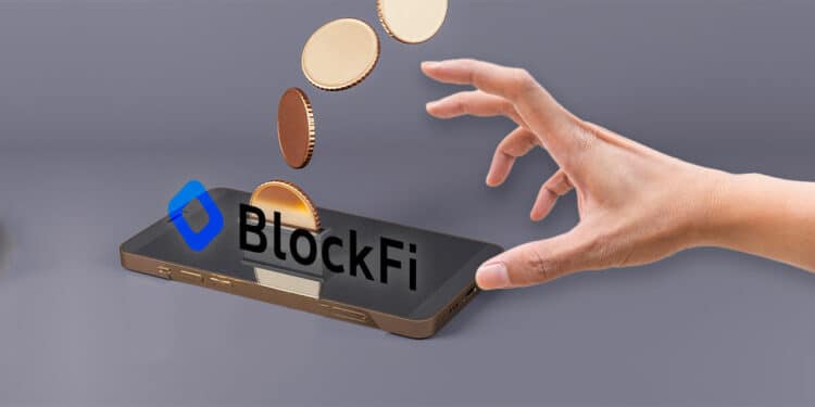 mano alcanzando telefono con logo de blockfi y criptomonedas