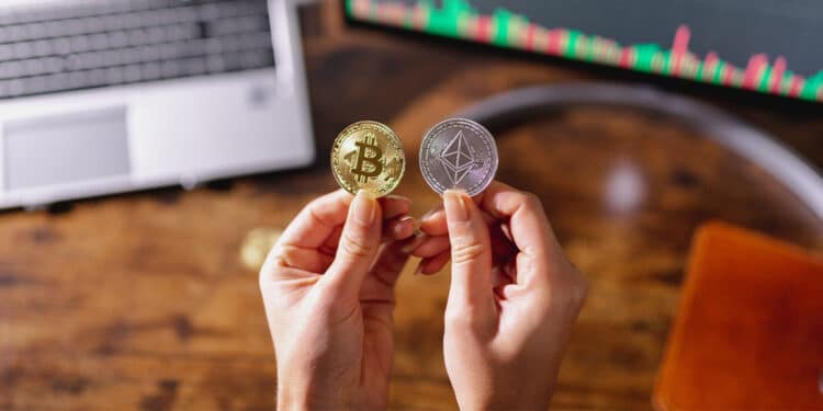 manos sosteniendo btc y eth