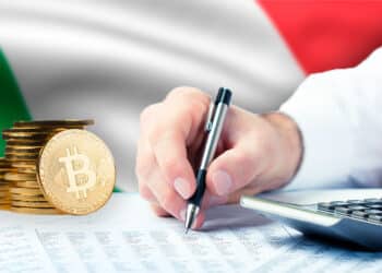 Persona trabajando impuestos con BTC y bandera de italia