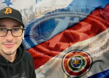 Dusan Matuska con banderas de Paraguay y Honduras con BTC