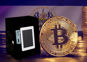 moneda de bitcoin junto a cajero auomático con bandera de El Salvador en el fondo