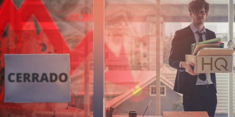 hombre abandonando oficina sosteniendo caja llena de documentos con logo de HQ Digital junto a letrero de "cerrado" y gráfico en rojo