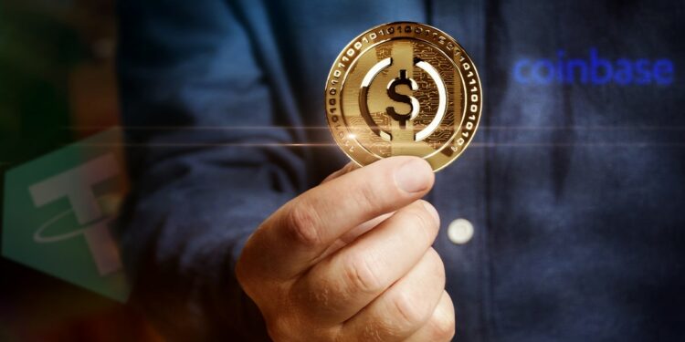 hombre sosteniendo moneda de USDC con logo de Tether en el fondo.