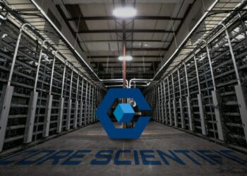 logo de Core Scientific en granja de minería de criptomonedas siendo apagada