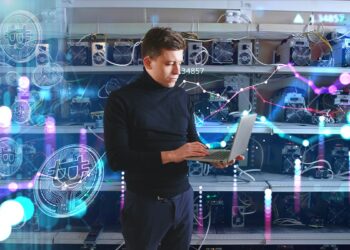hombre revisando computadora con mineros ASIC, gráfico y monedas digitales de bitcoin en el fondo