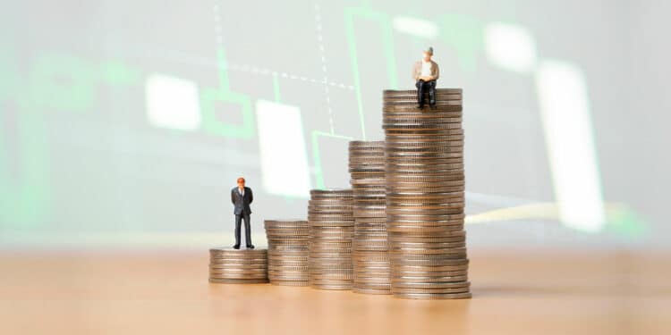 Pila de monedas con personas miniatura y gráfico verde