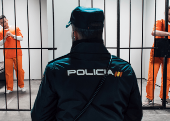 Policía Nacional de España junto a detenidos.