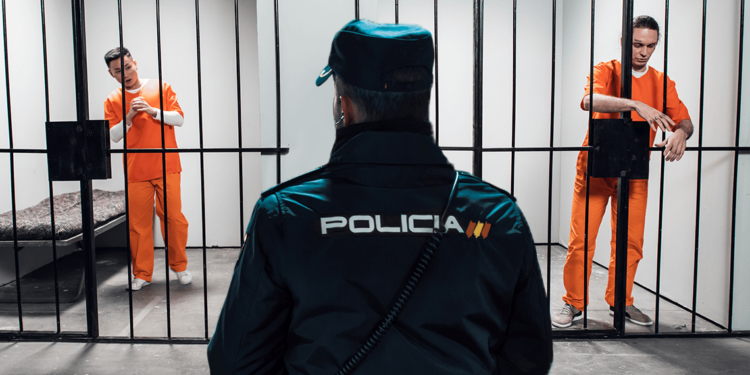 Policía Nacional de España junto a detenidos.