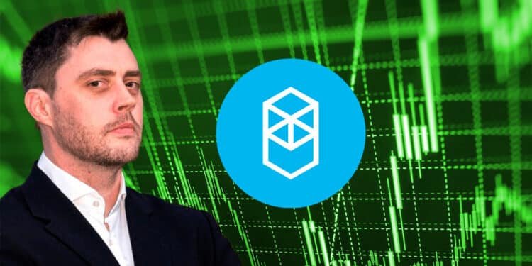 Andre Cronje y logo de criptomoneda fantom (FTM) sobre fondo de gráficos verde