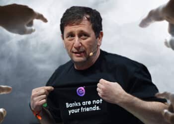 manos señalan a Alex Mashinsky, ex CEO del exchange de criptomonedas Celsius