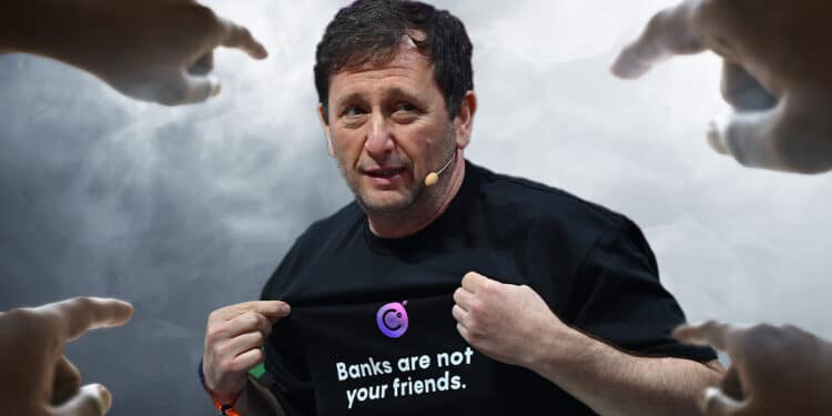 manos señalan a Alex Mashinsky, ex CEO del exchange de criptomonedas Celsius