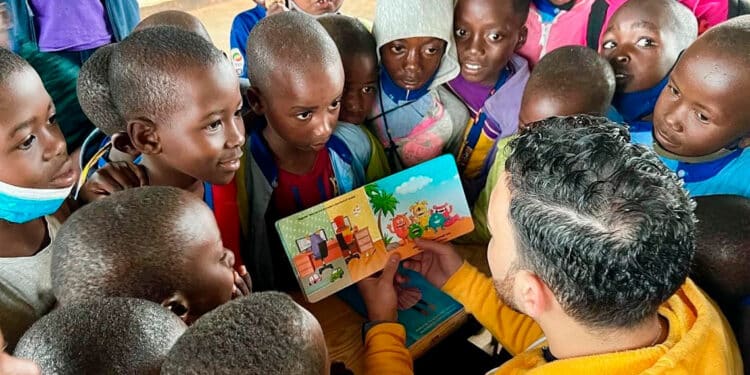 niños alrededor de mastro leyendo libro infantil