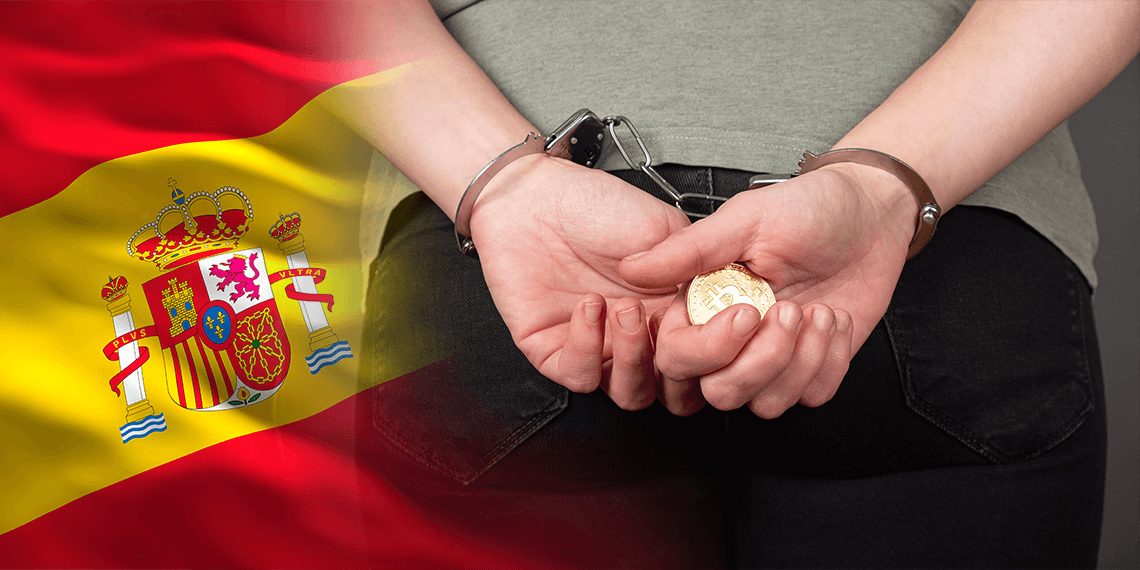 Bandera de España junto a persona arrestada con un bitcoin en la mano.