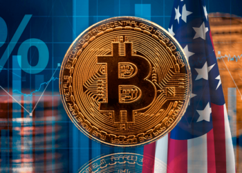 Bitcoin junto a bandera de Estados Unidos.