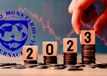2023 junto a monedas y logo de FMI.