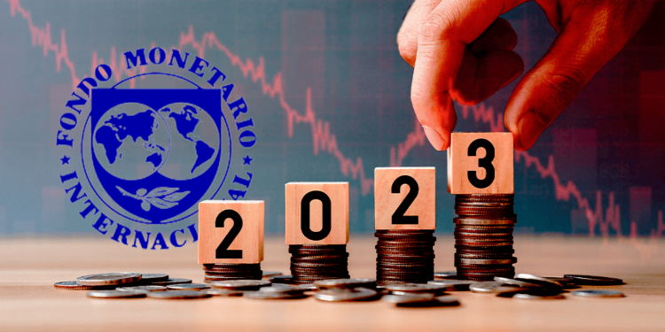 2023 junto a monedas y logo de FMI.