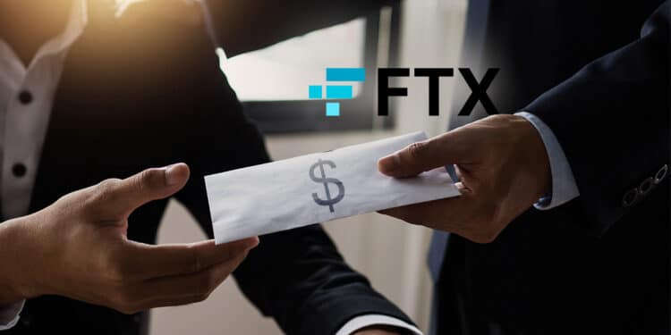 FTX dándole sobre con dinero a su empleado.
