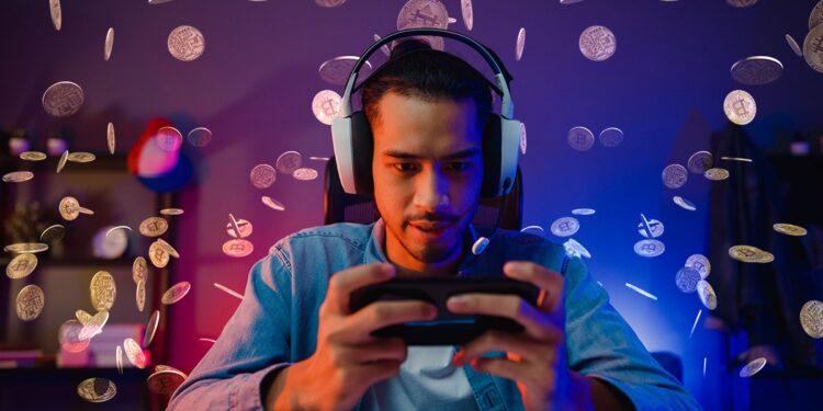 gamer jugando en teléfono con monedas de bitcoin cayendo en el fondo