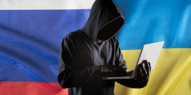 hacker con bandera de rusia y ucrania