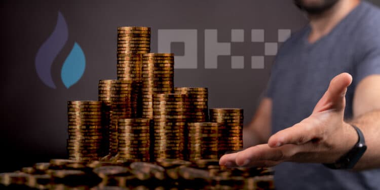 hombre presenta monedas apiladas con logos de OKX y Huobi en el fondo