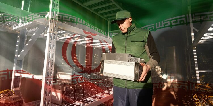 hombre sostiene minero ASIC con almacen y bandera de Irán en el fondo