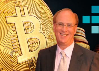 Larry Fink y pilas de Bitcoin con logo de FTX al fondo