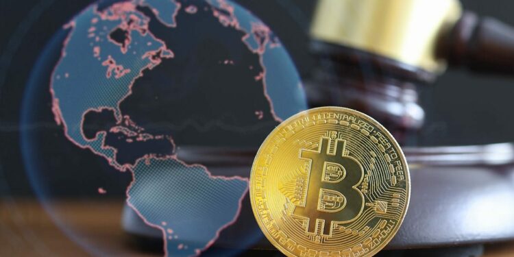 globo terraqueo con btc y mazo de juez al fondo