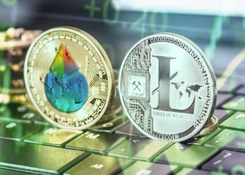 monedas de Lido y Litecoin sobre teclado con gráfico de precio verde superpuesto.