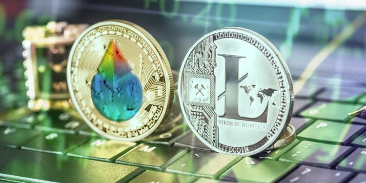 monedas de Lido y Litecoin sobre teclado con gráfico de precio verde superpuesto.