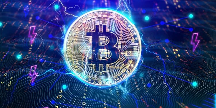 Moneda de bitcoin entre red de relámpagos sobre lineas de código