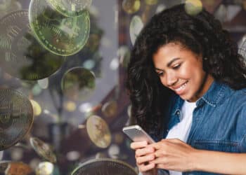 mujer observando teléfono con criptomonedas cayendo en el fondo