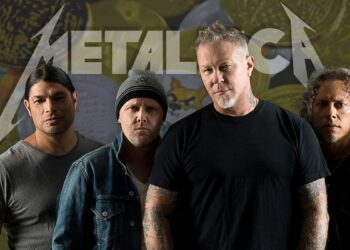 intgrantes del grupo Metallica con criptomonedas en el fondo