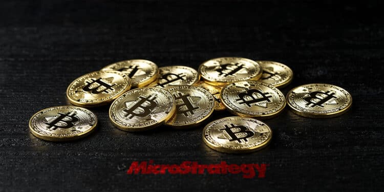 monedas de btc y logo de microstrategy