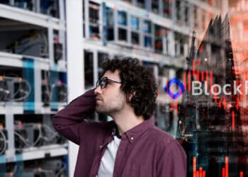 hombre preocupado observando mineros asic de bitcoin con logo de BlockFi sobre grafico cayendo en rojo sobre edificio de empresa