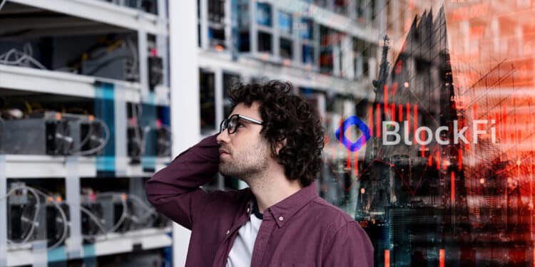 hombre preocupado observando mineros asic de bitcoin con logo de BlockFi sobre grafico cayendo en rojo sobre edificio de empresa
